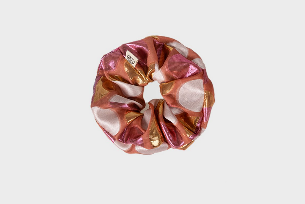 BLEECKER & LOVE SCRUNCHIE PEACH SATIN